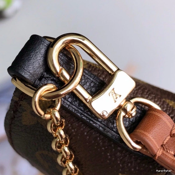 CHANELUTCH PALLAS Louis Vuitton 0802